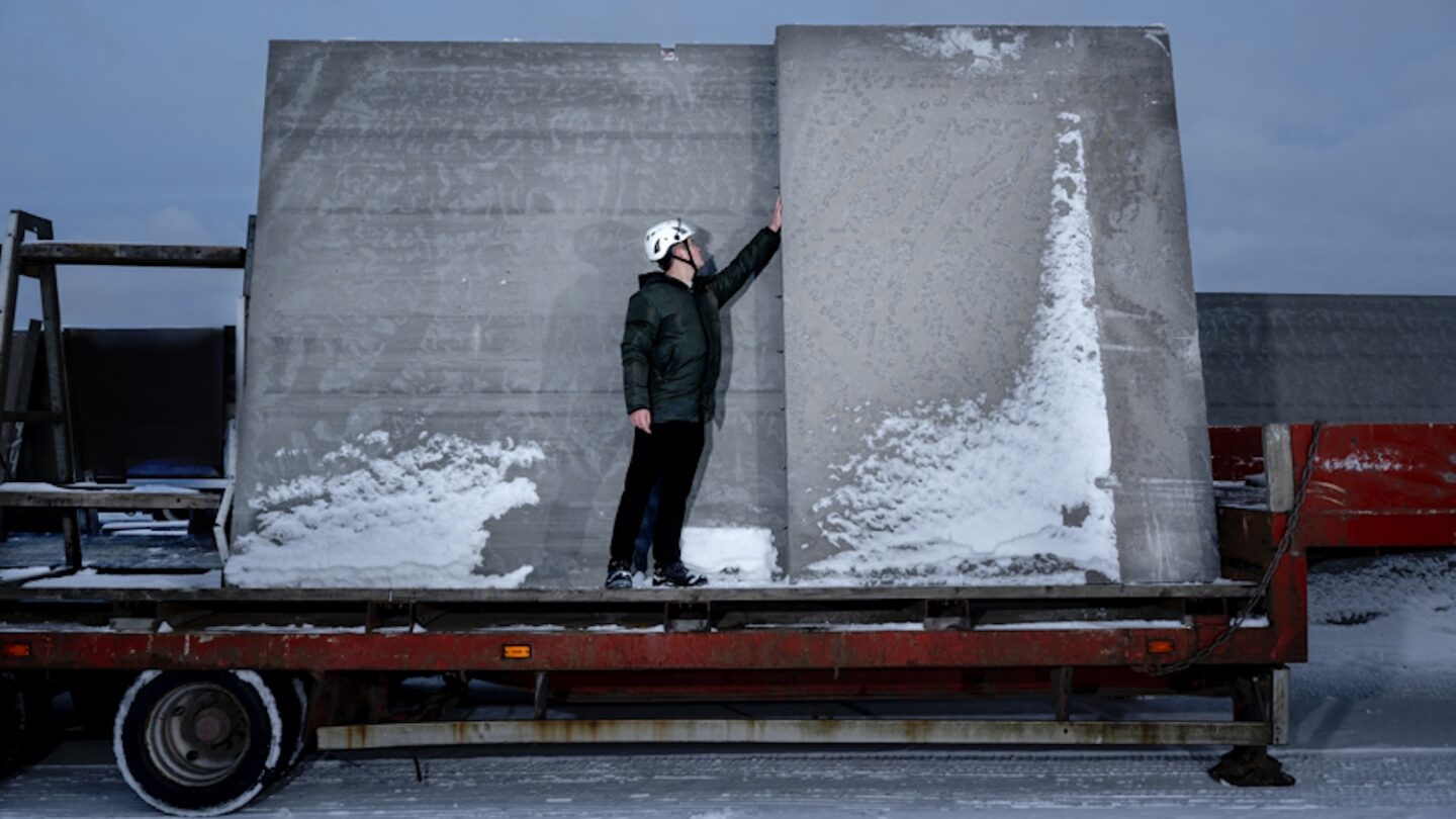 Kevin Montero Jensen stående ved betonelementer