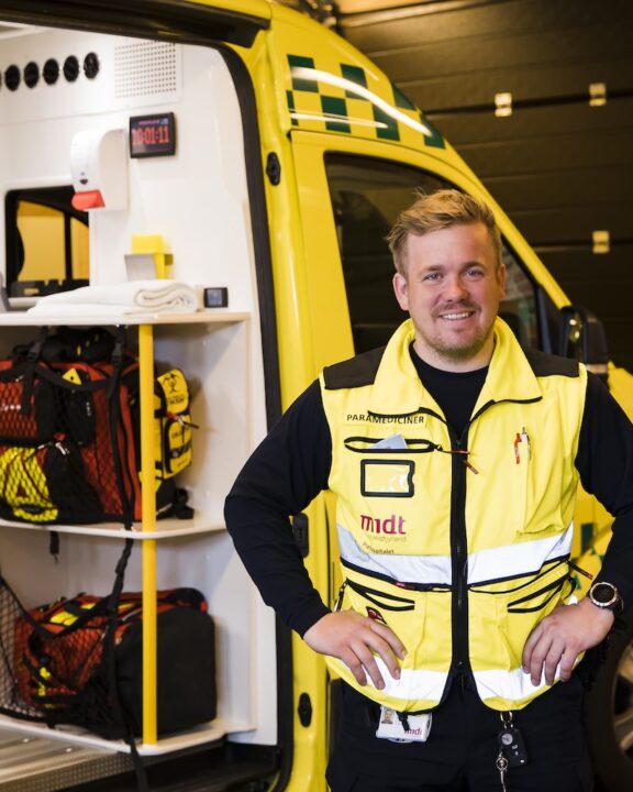 Christian Aaskov foran sin ambulance