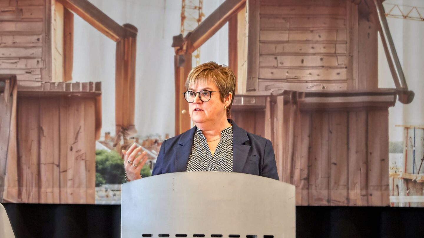 Kirsten Nielsen på en talerstol