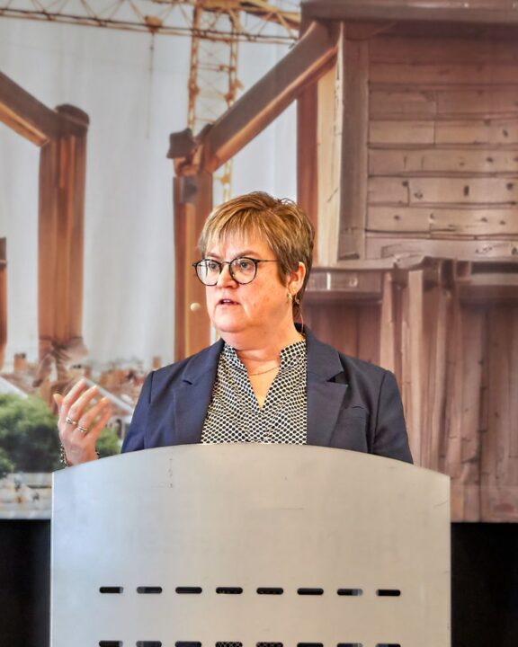Kirsten Nielsen på en talerstol