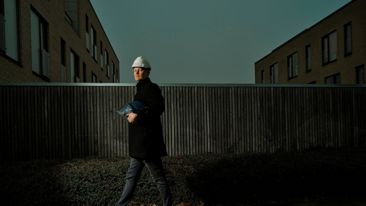 Jesper iført hård hat