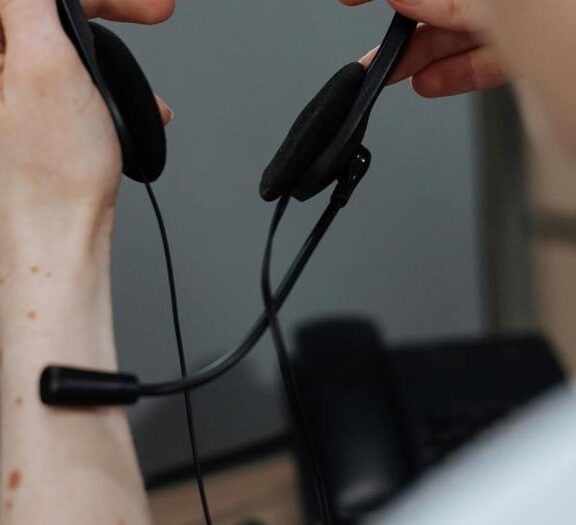 Sæt af hovedtelefoner, der påsættes