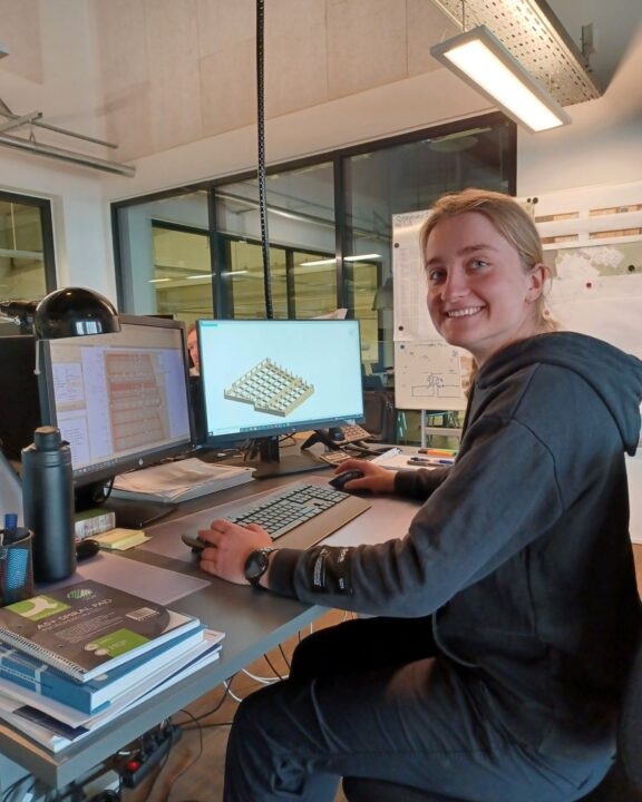 Signe Sørensen på sin kontorplads