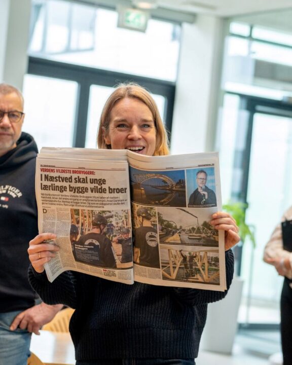 En avis med forsiden "Verdens Vildeste Brobyggere"