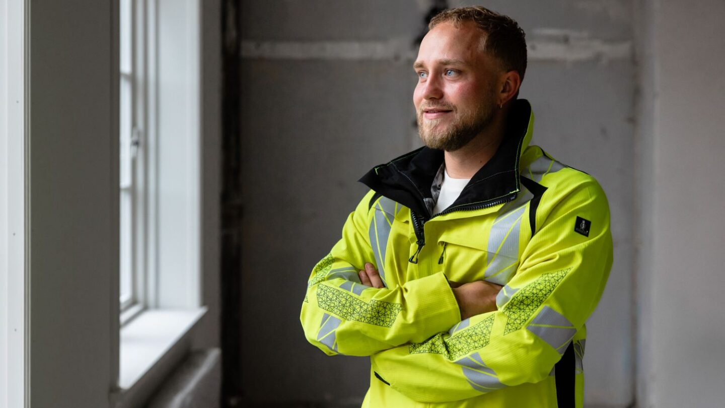 Bygningskonstruktør iført gul sikkerhedsvest.
