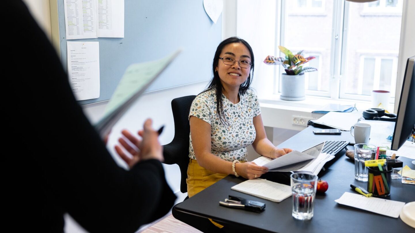 Konsulent i KF på sin arbejdsplads.
