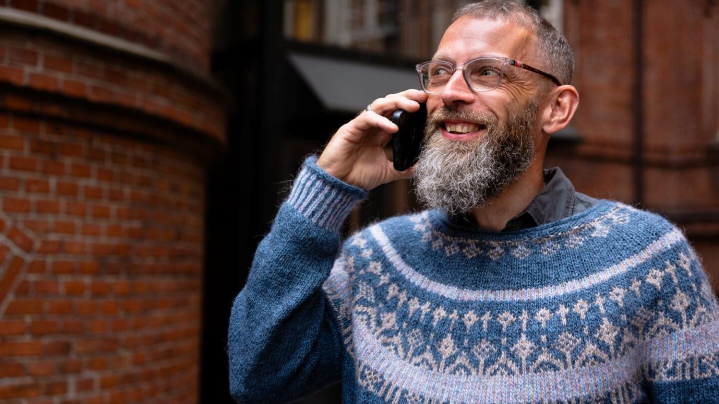 Bygningskonstruktør Ørn Steffensen taler i telefon.