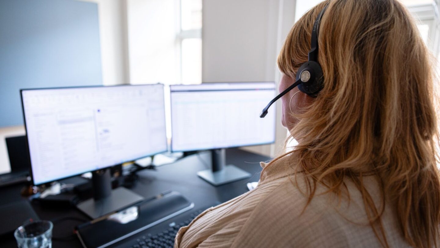Medarbejder i Konstruktørforeningen iført headset.