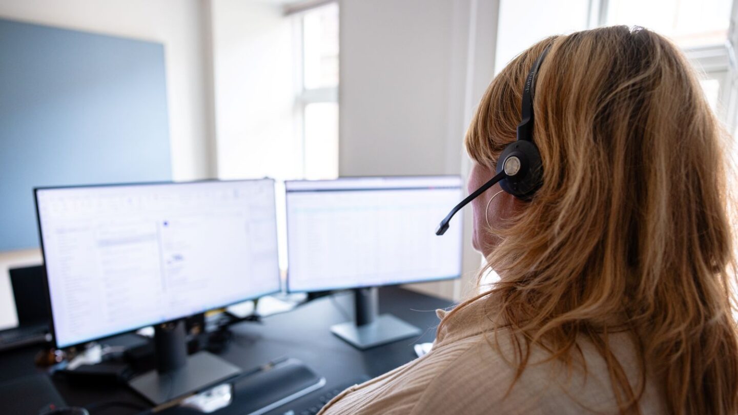 Medarbejder i KF iført headset.
