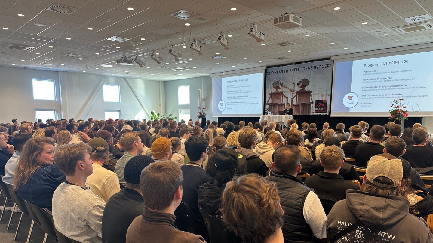 Formand for Konstruktørforeningen Kirsten Nielsen på talerstolen til byggerimesse