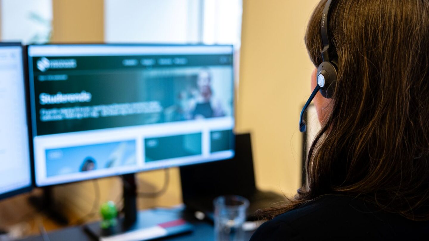 Medarbejder i KF iført headset.