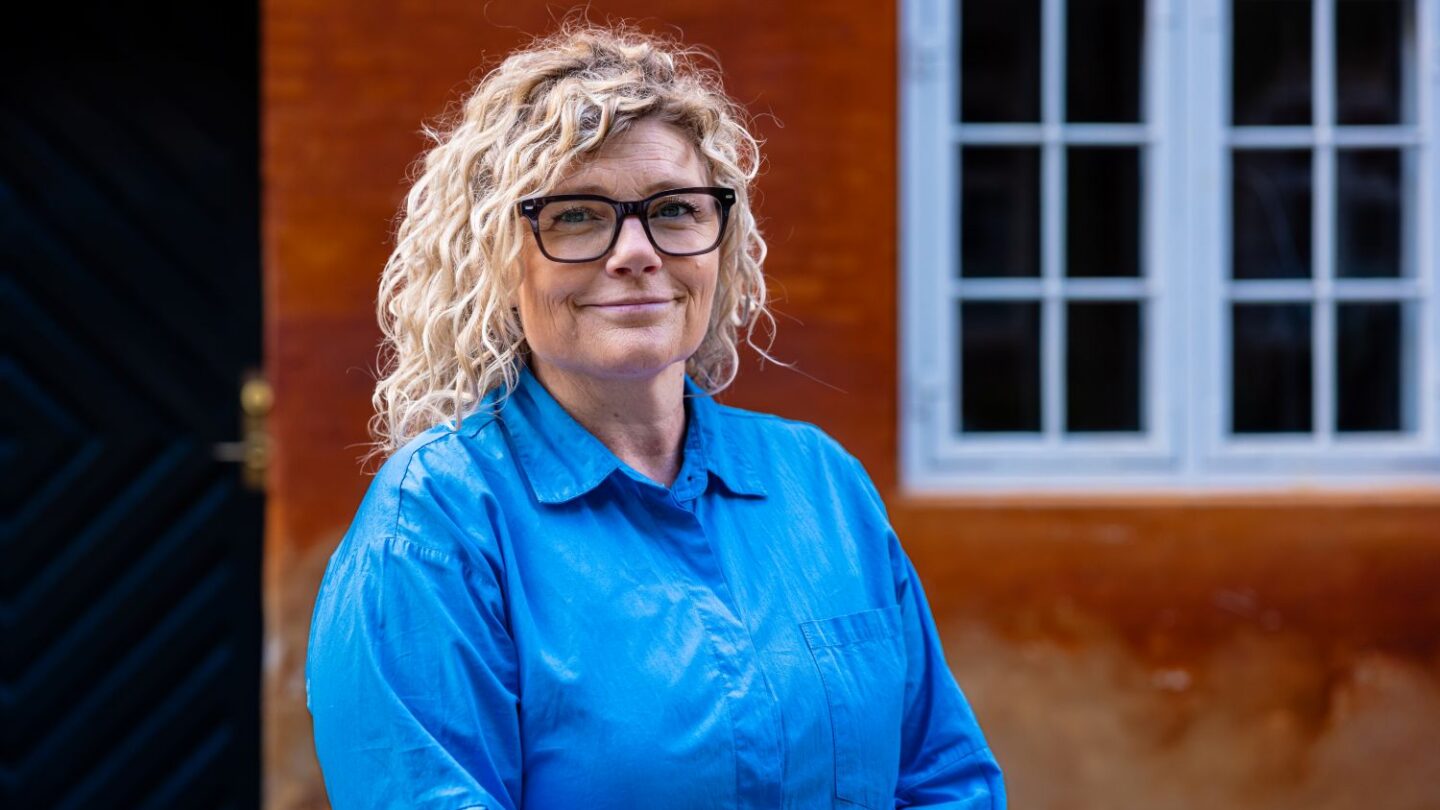 Bygningskonstruktør Olga Truelsen stående i en gård.