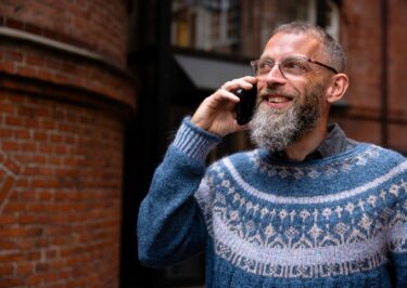 Bygningskonstruktør Ørn Steffensen taler i telefon.